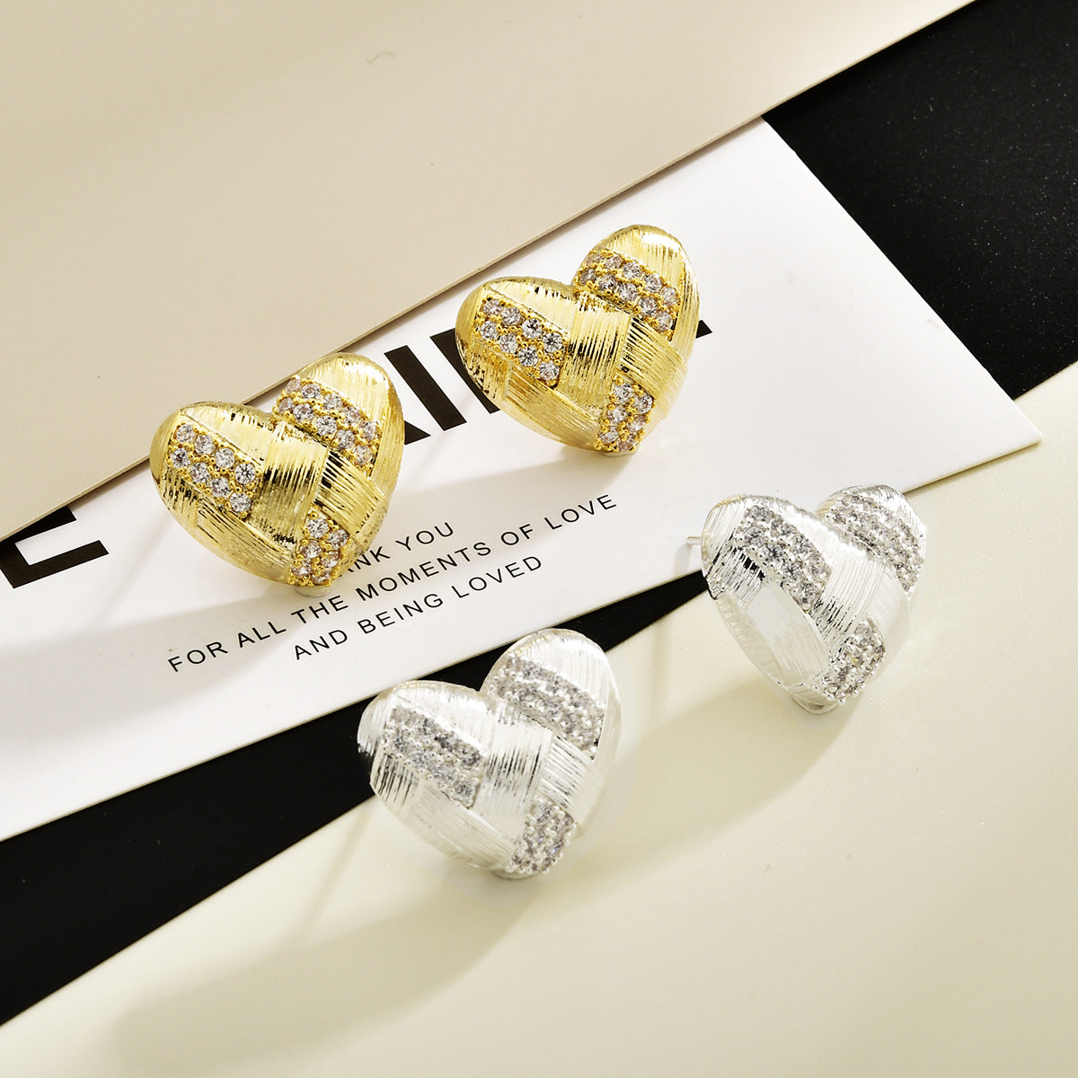 鋯石愛心編織復古耳釘－商品主圖｜https://igowo.tw/