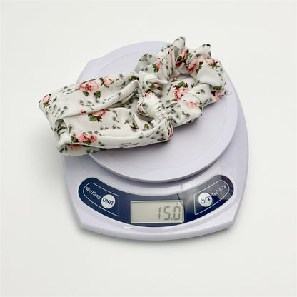 緞帶蝴蝶結大腸圈髮圈－碎花白飄帶款細節｜https://igowo.tw/