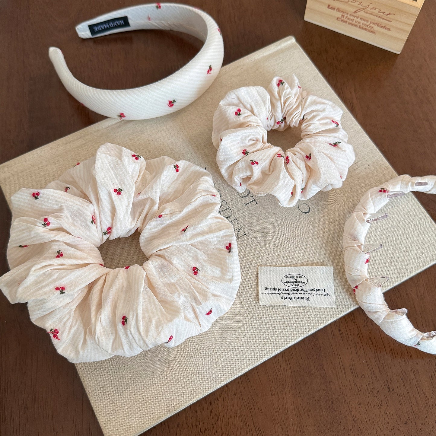 布面櫻桃刺繡髮圈－帶齒髮箍款細節｜https://igowo.tw/