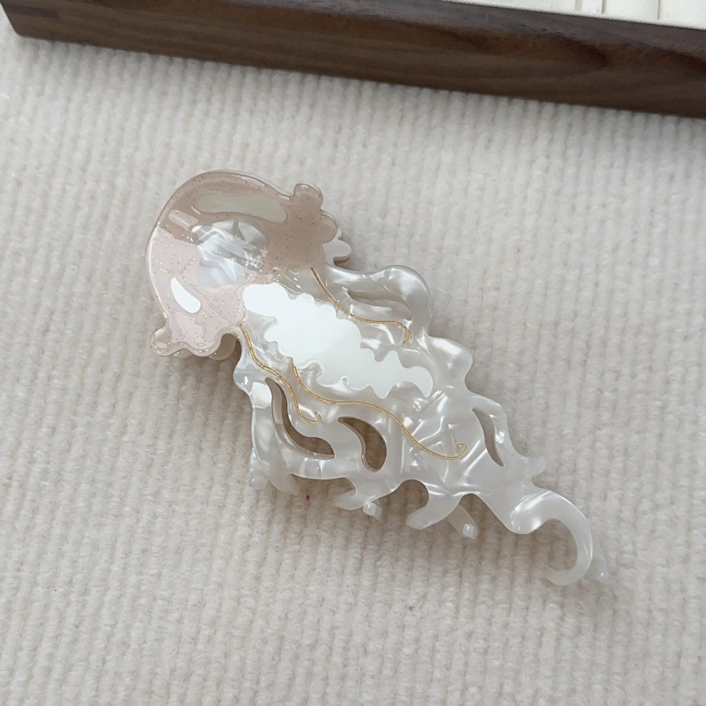 彩色醋酸板材鯊魚夾－米色款細節｜https://igowo.tw/