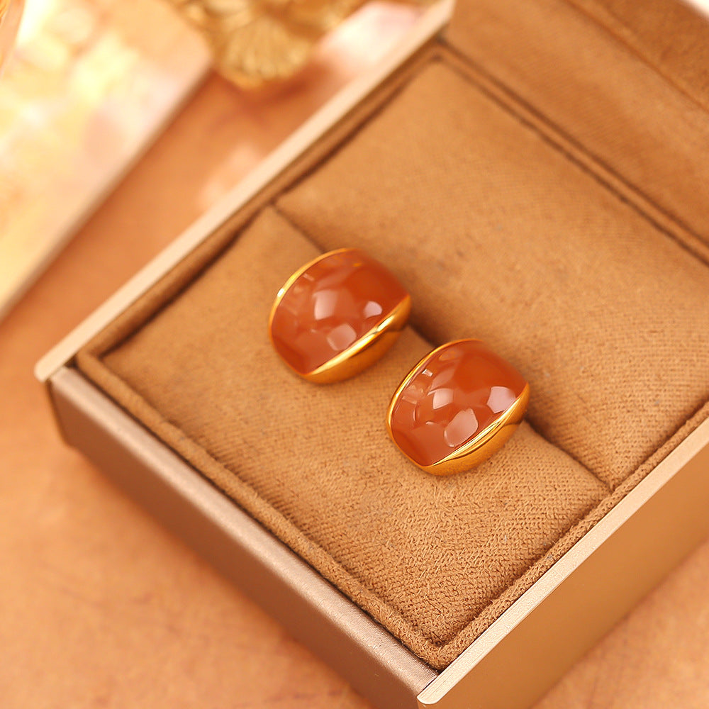 紅色琺瑯方形簡約耳釘－細節特寫2｜https://igowo.tw/