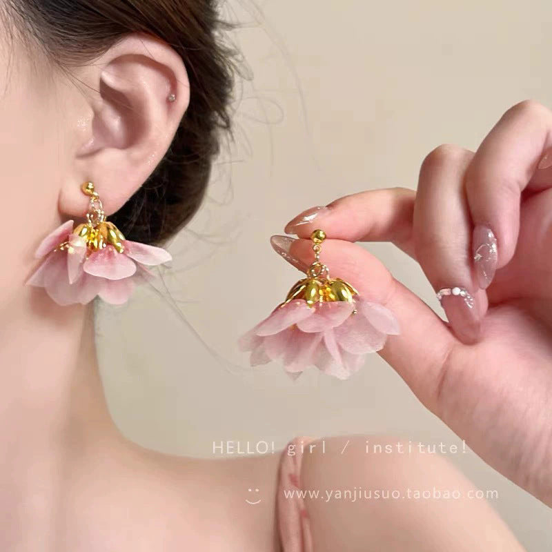 白色花朵耳環－金款細節｜https://igowo.tw/