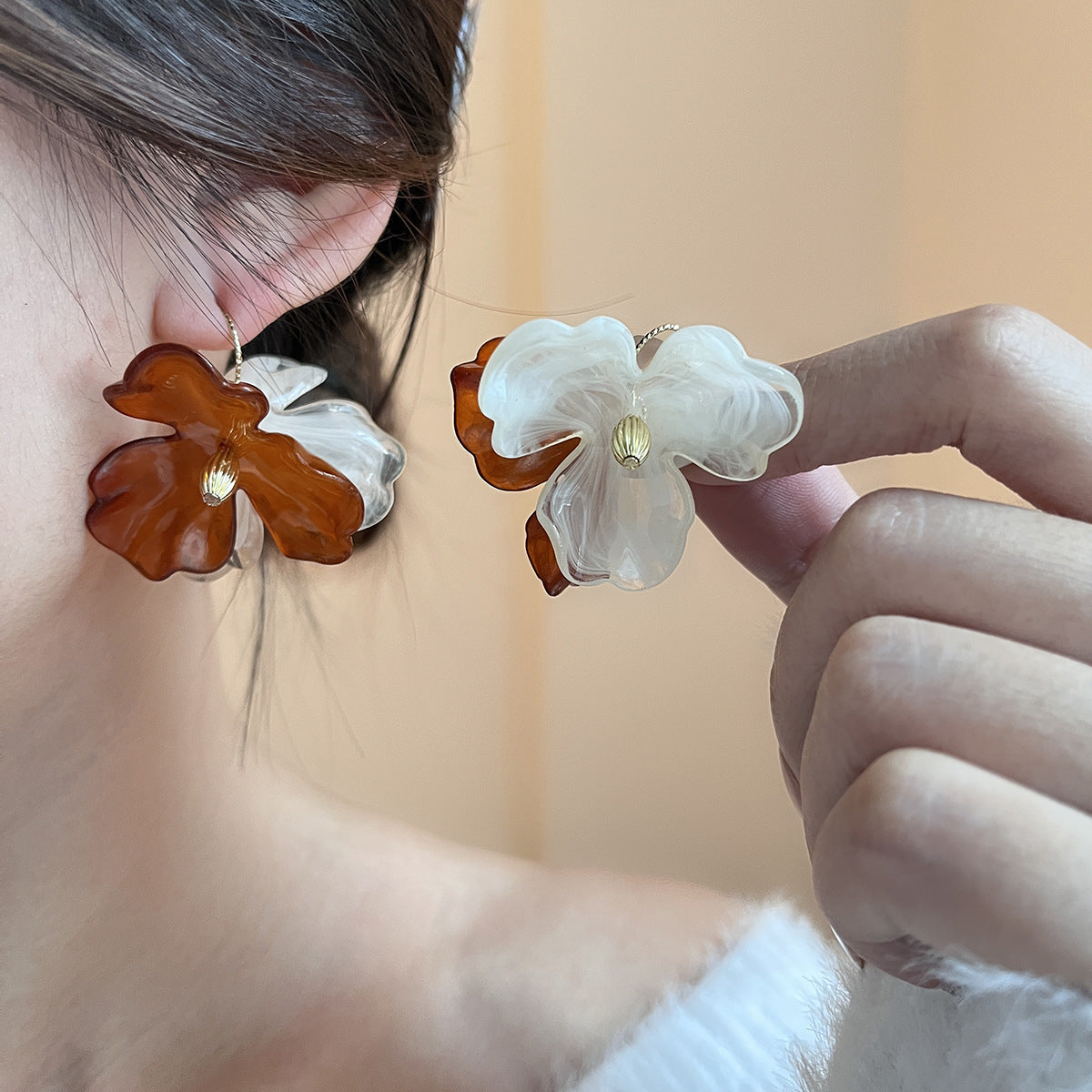 棕色樹脂花朵流蘇飾品－商品主圖｜https://igowo.tw/