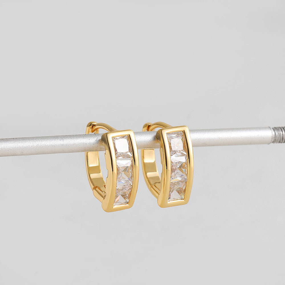 金色鋯石方形簡約耳扣－細節特寫1｜https://igowo.tw/
