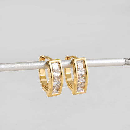 金色鋯石方形簡約耳扣－細節特寫1｜https://igowo.tw/
