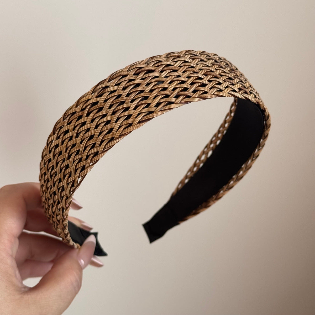 編織扭結寬版髮箍－米色草編-插梳款細節｜https://igowo.tw/