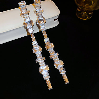 銀色花朵流蘇鑲鑽耳釘－細節特寫19｜https://igowo.tw/