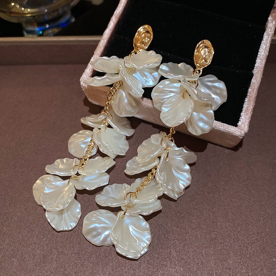 白色樹脂花朵簡約耳釘－細節特寫4｜https://igowo.tw/