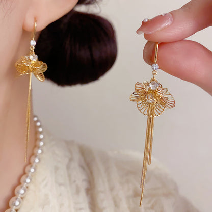 金屬花朵鏤空鑲鑽耳鉤－商品主圖｜https://igowo.tw/