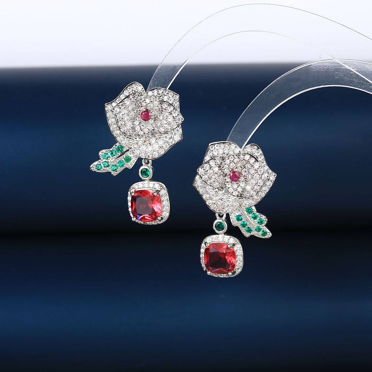 S925鋯石花朵微鑲耳釘－商品主圖｜https://igowo.tw/