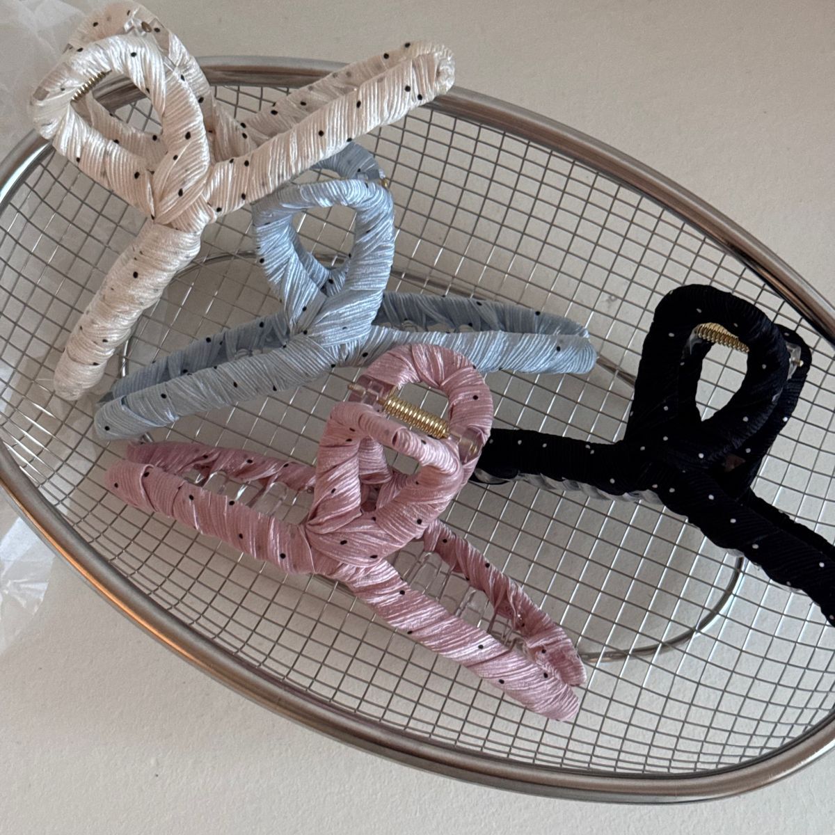 布面波點纏繞鯊魚夾－細節特寫1｜https://igowo.tw/
