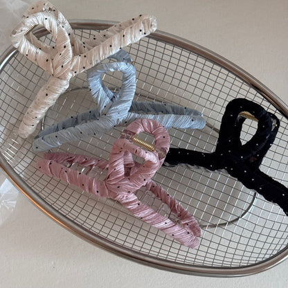 布面波點纏繞鯊魚夾－細節特寫1｜https://igowo.tw/