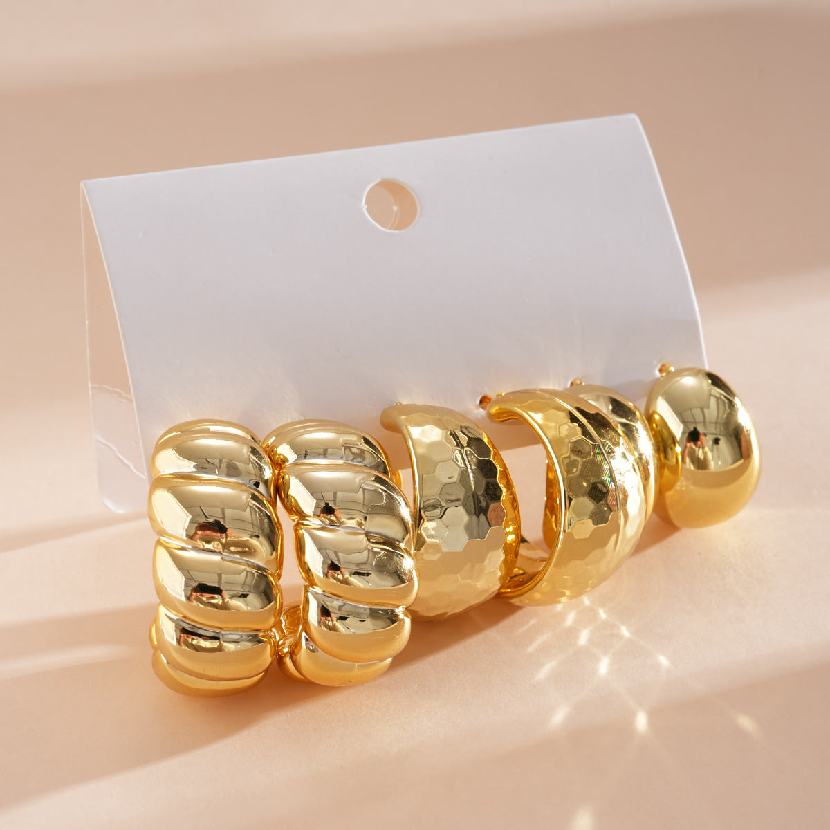 金色C形簡約耳釘套組－細節特寫31｜https://igowo.tw/