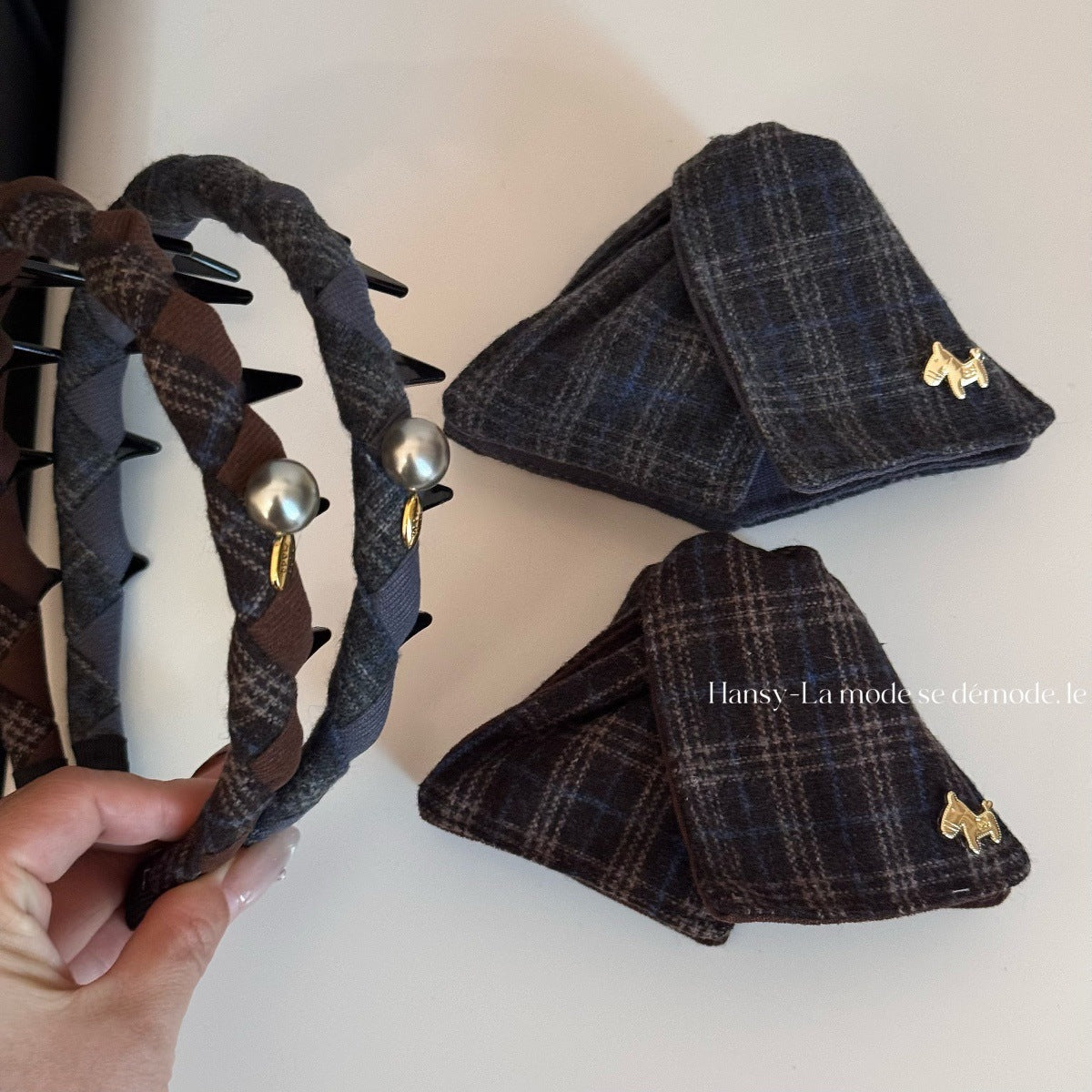 布面格紋三角形鯊魚夾－商品主圖｜https://igowo.tw/
