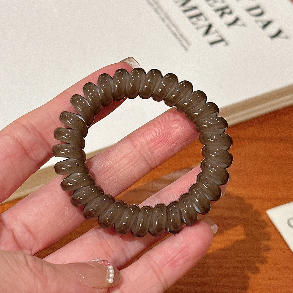 繽紛彈力繩簡約髮圈－絲印咖色款細節6｜https://igowo.tw/