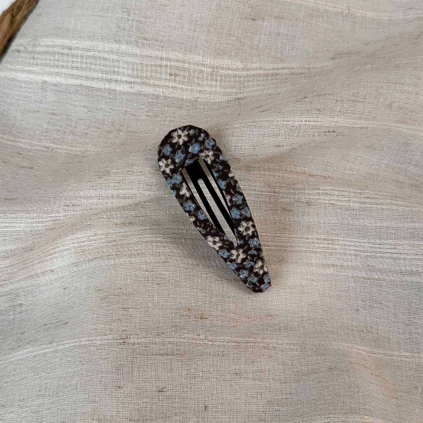 布面碎花橢圓簡約髮夾－藍色碎花-長方夾款細節｜https://igowo.tw/