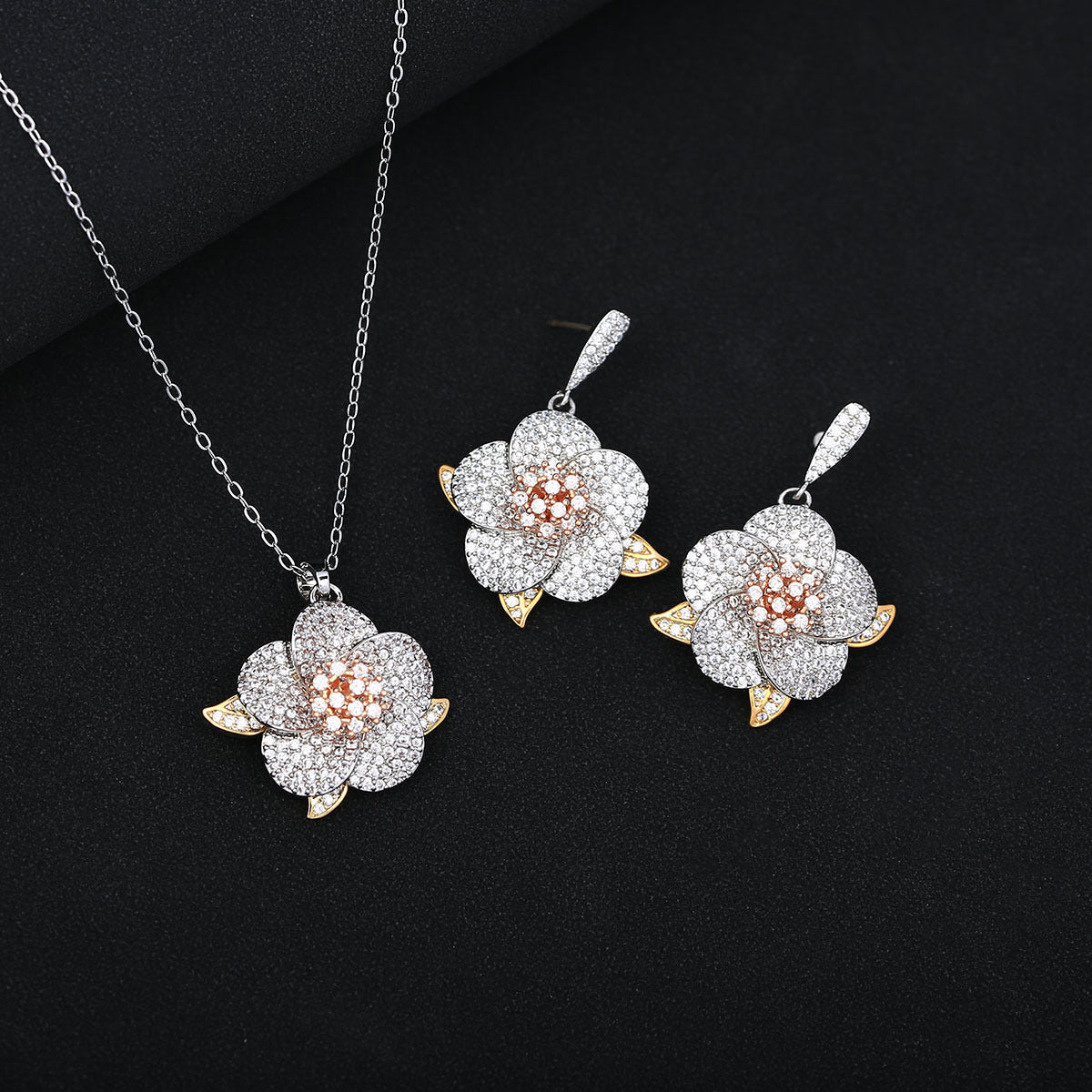 S925鋯石花朵微鑲耳釘－商品主圖｜https://igowo.tw/