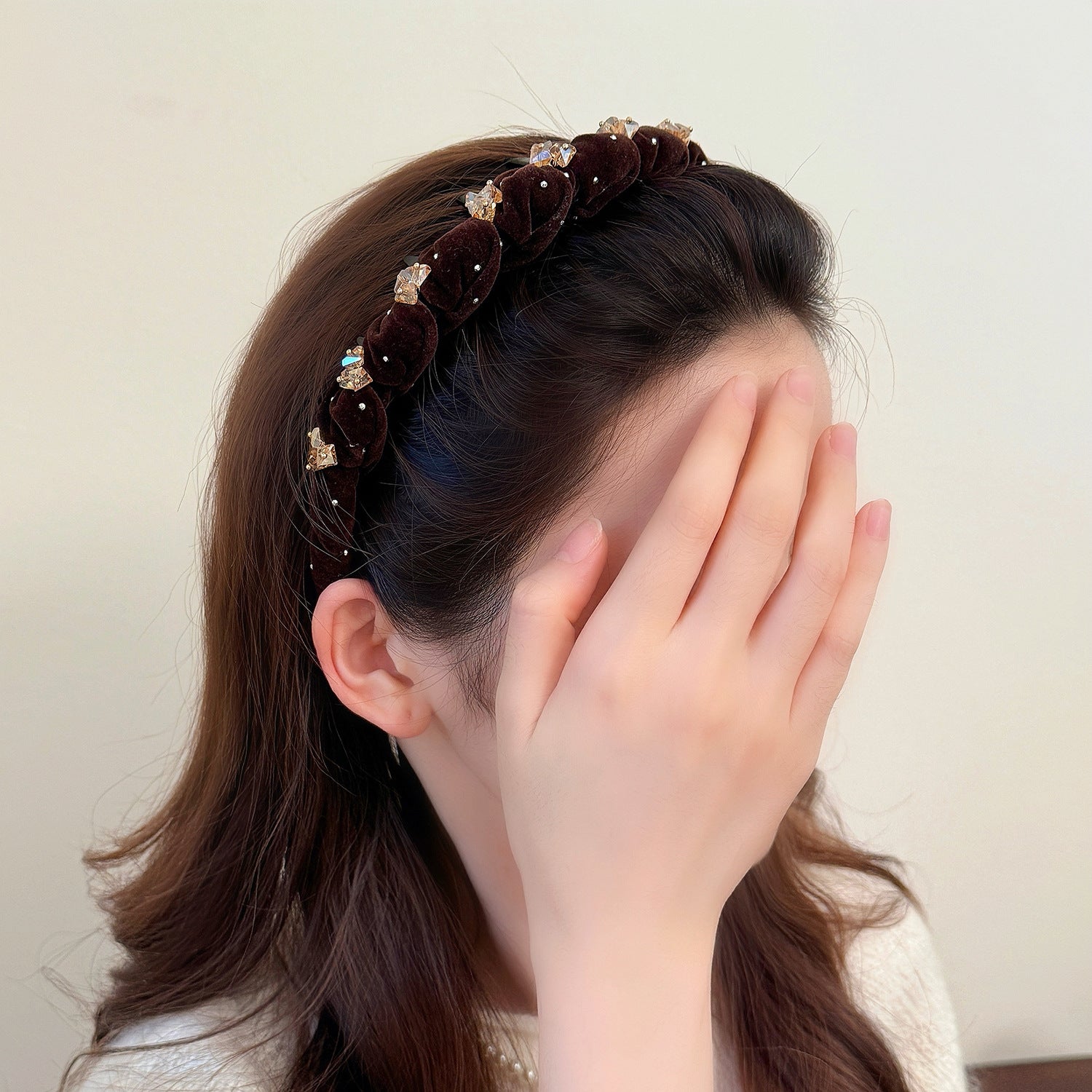 水晶絨面鑲鑽纏繞髮箍－咖啡色款實拍｜https://igowo.tw/