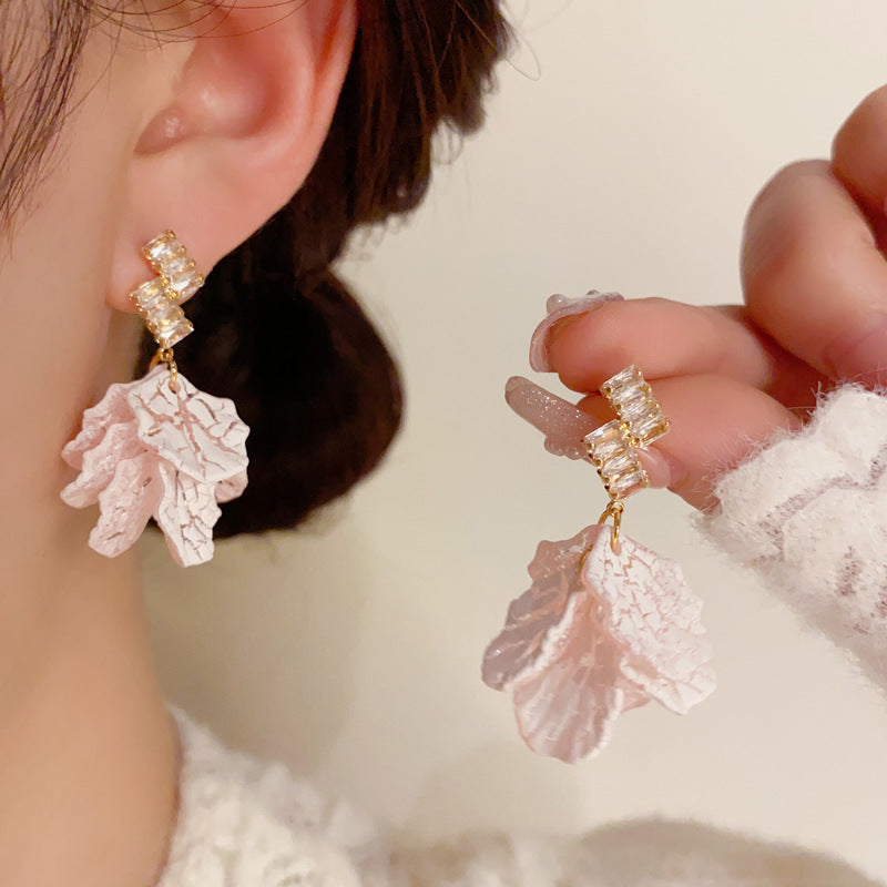 鋯石花朵微鑲耳環－商品主圖｜https://igowo.tw/