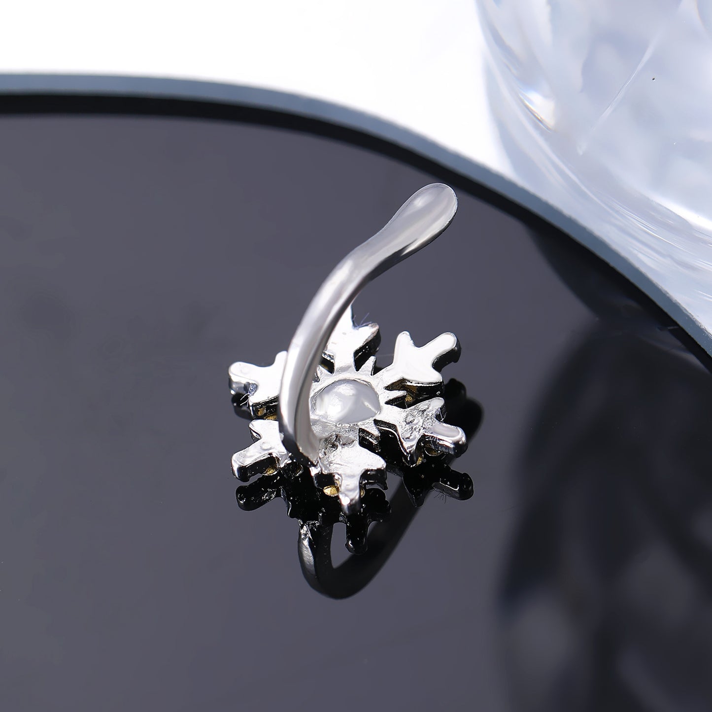 鋯石雪花鏤空鑲鑽耳夾－細節特寫1｜https://igowo.tw/