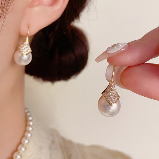 珍珠鋯石菱形簡約耳鉤－商品主圖｜https://igowo.tw/