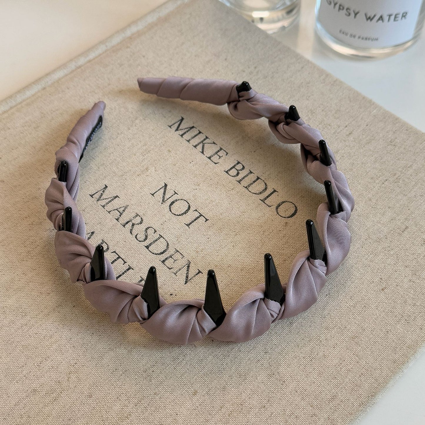 布面纏繞簡約髮箍－綠色款細節｜https://igowo.tw/