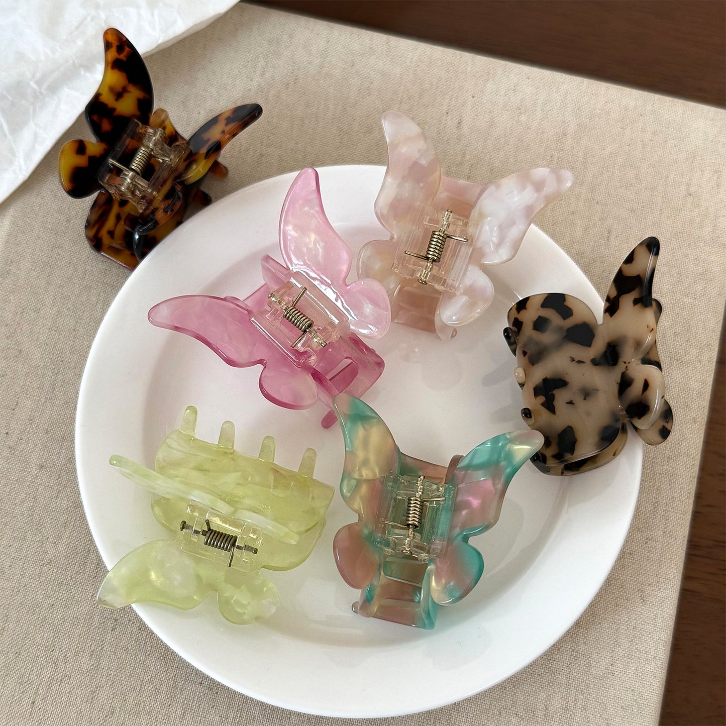 醋酸板材蝴蝶鯊魚夾－黑白色款細節｜https://igowo.tw/