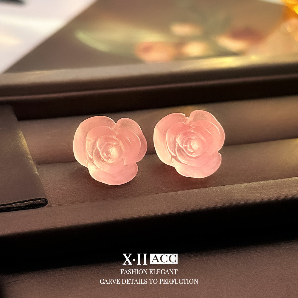 粉色銀針山茶花耳釘－商品主圖｜https://igowo.tw/
