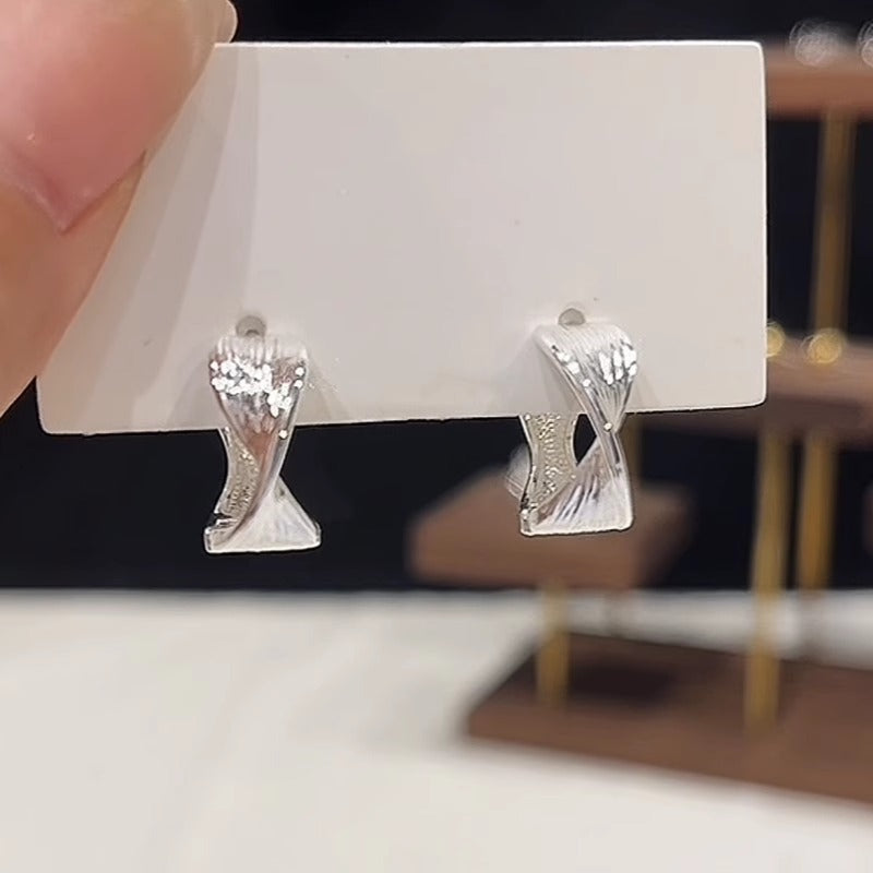 銀色扭結拉絲纏繞耳環－商品主圖｜https://igowo.tw/