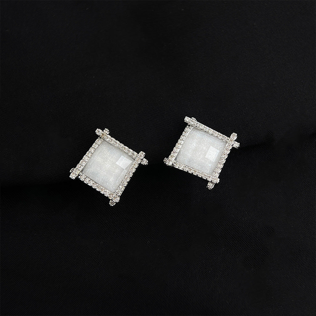 金色鋯石蝴蝶微鑲耳夾－細節特寫12｜https://igowo.tw/
