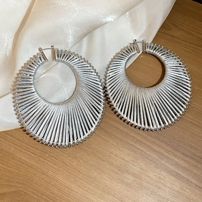 橢圓鑲鑽編織耳鉤－細節特寫5｜https://igowo.tw/