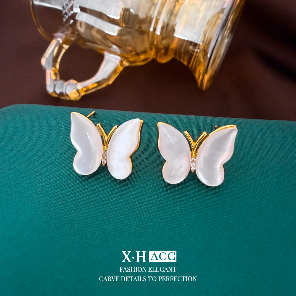 銀針貝殼蝴蝶鑲鑽耳釘－商品主圖｜https://igowo.tw/
