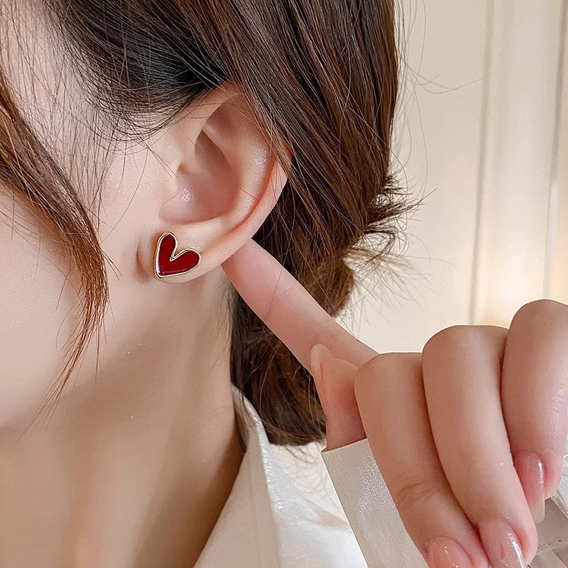 紅色琺瑯愛心小巧耳釘－商品主圖｜https://igowo.tw/