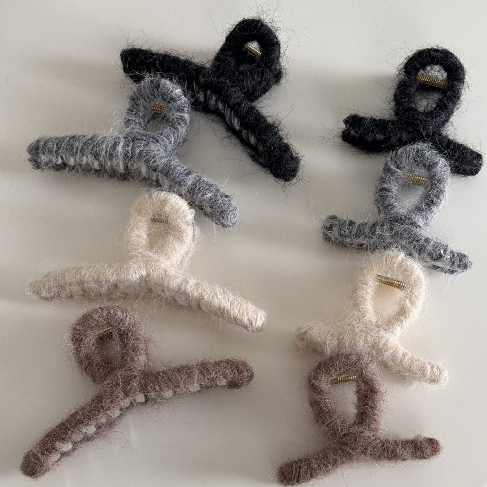 纏繞簡約鯊魚夾－細毛絨抓-灰衣架款實拍｜https://igowo.tw/