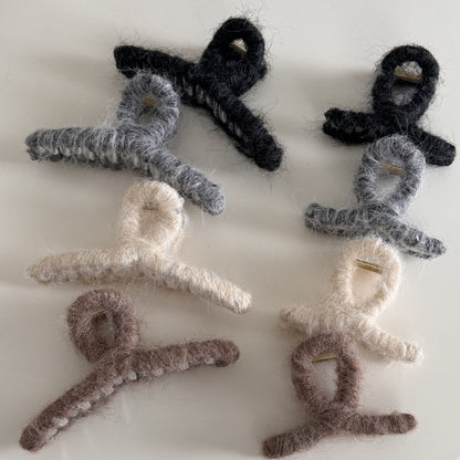 纏繞簡約鯊魚夾－細毛絨抓-灰衣架款實拍｜https://igowo.tw/