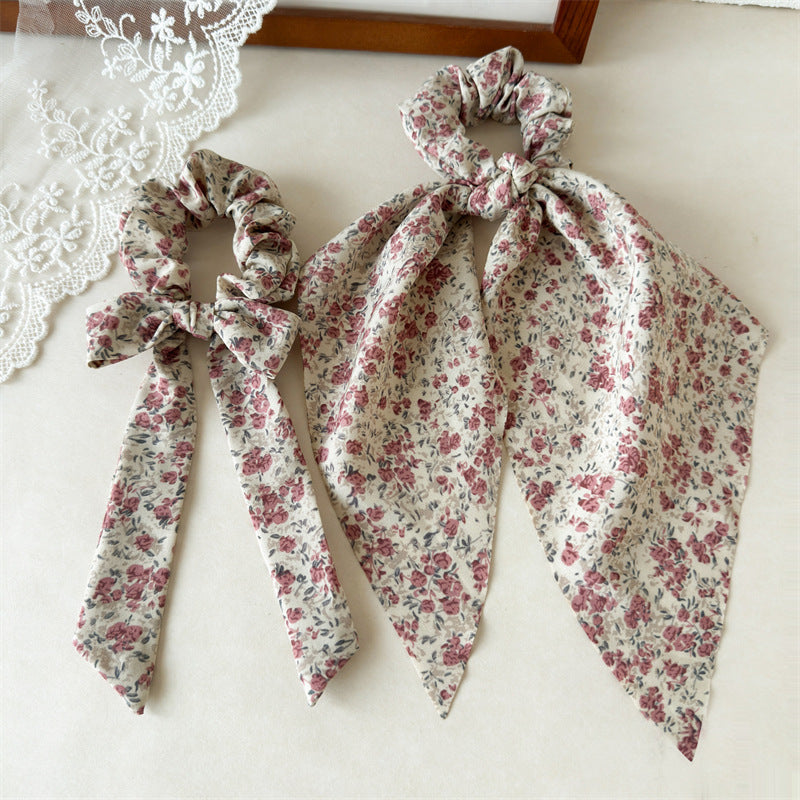 緞帶碎花蝴蝶結髮圈－玫瑰碎花粉色飄帶款實拍｜https://igowo.tw/