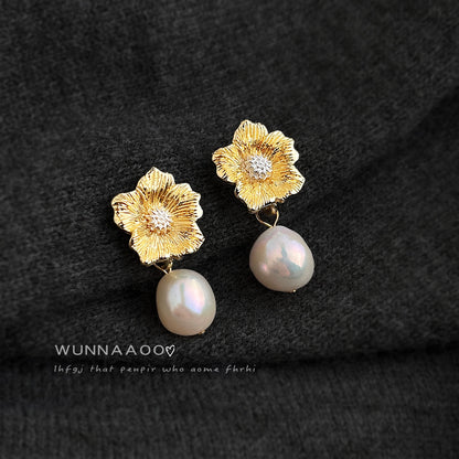珍珠花朵復古耳釘－商品主圖｜https://igowo.tw/