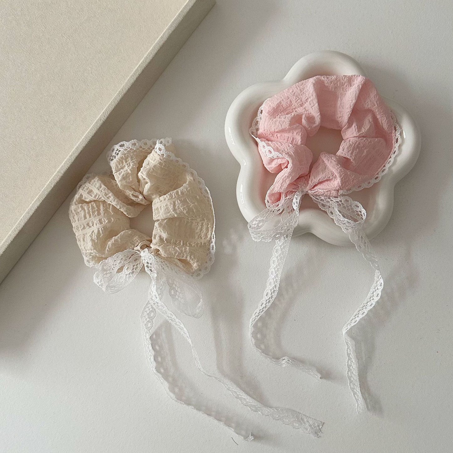 粉色緞帶大腸圈髮圈－商品主圖｜https://igowo.tw/