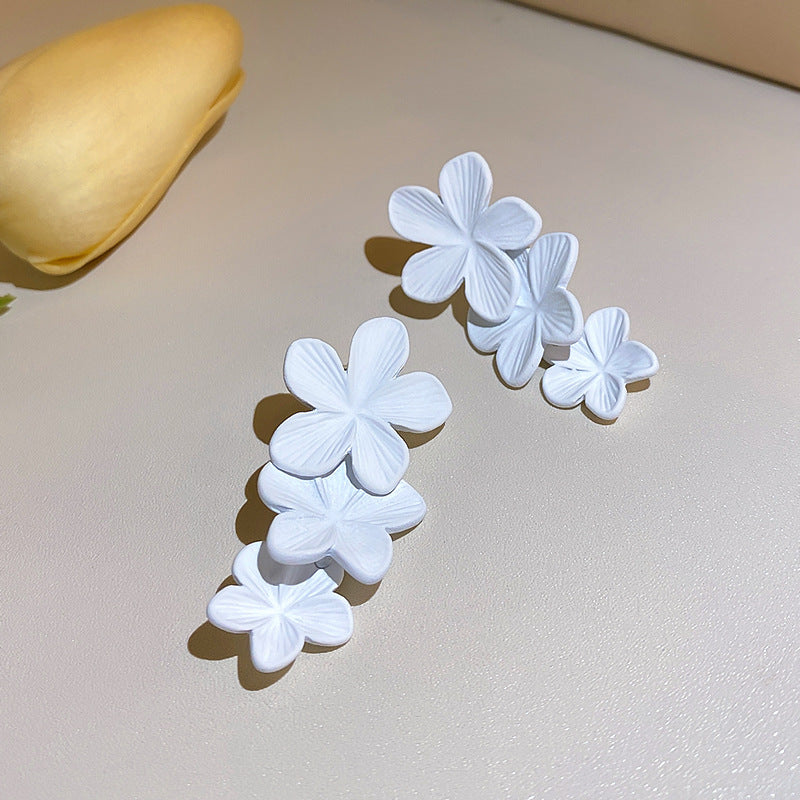 珍珠銀針花朵鑲鑽耳環－細節特寫45｜https://igowo.tw/