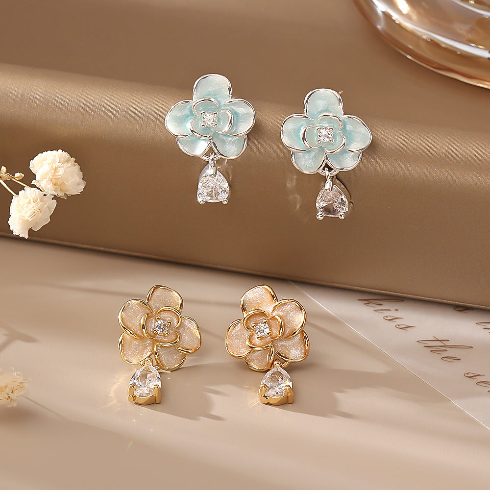鋯石山茶花耳釘－商品主圖｜https://igowo.tw/