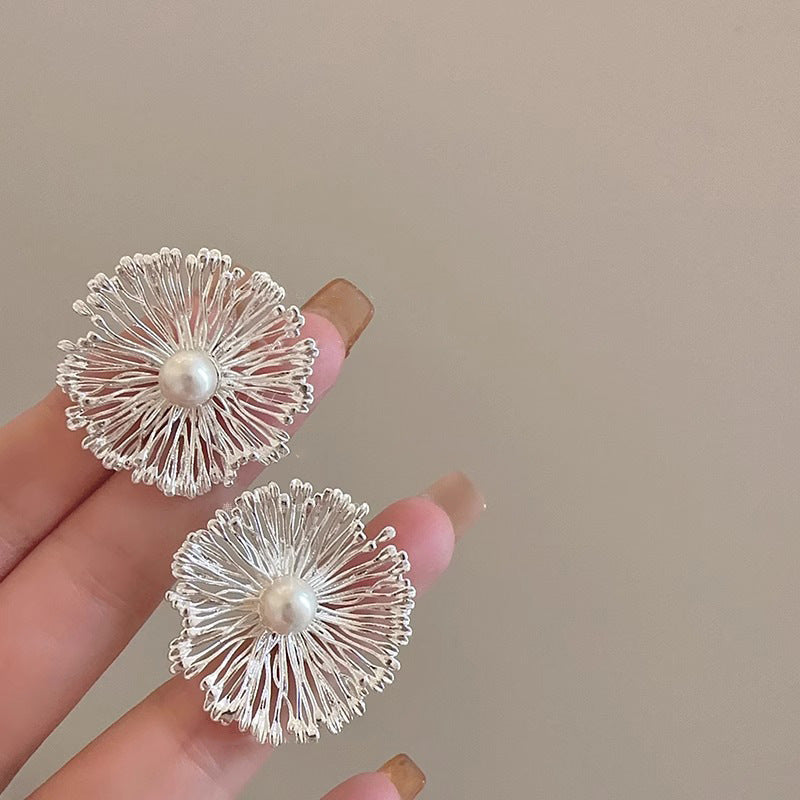 珍珠金屬花朵精雕耳釘－商品主圖｜https://igowo.tw/