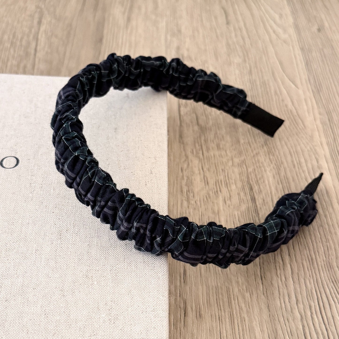 布面波點簡約髮箍－黑格點款細節｜https://igowo.tw/