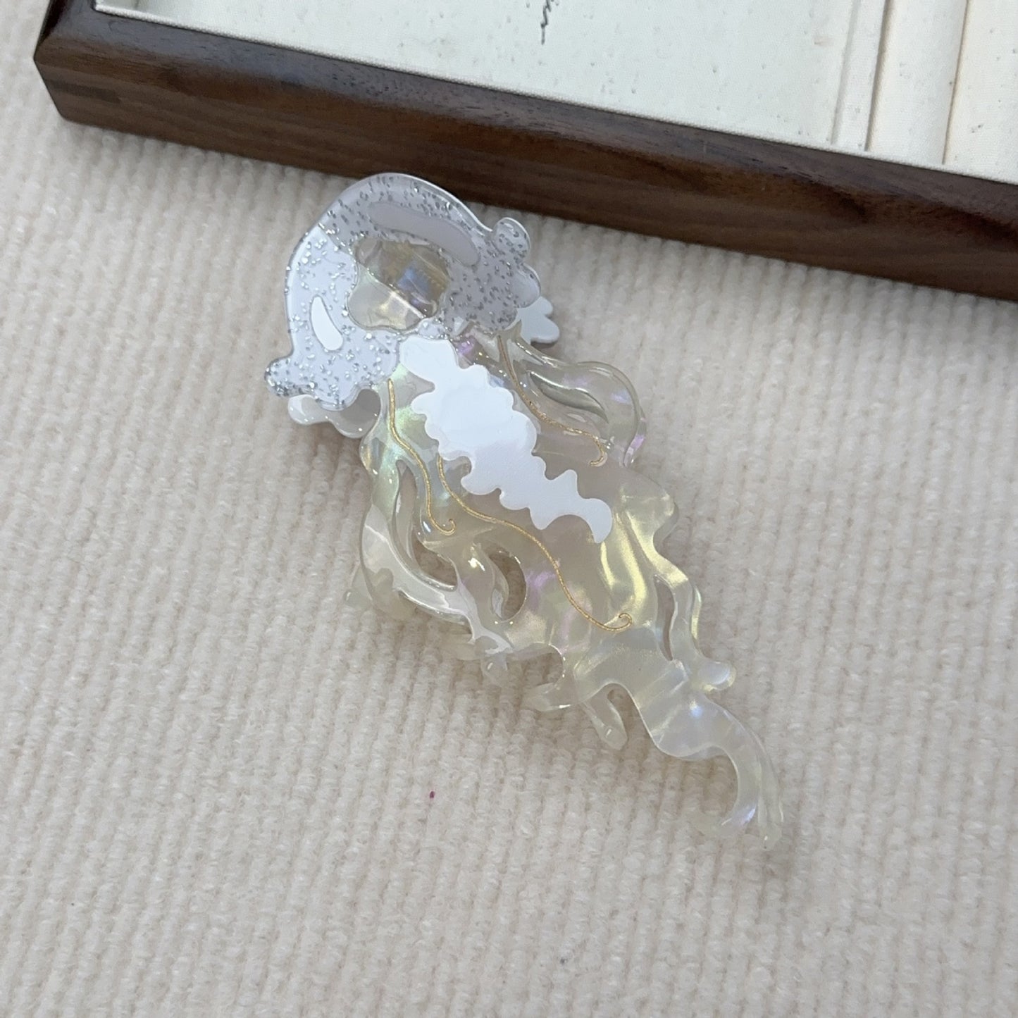 彩色醋酸板材鯊魚夾－銀灰色款細節｜https://igowo.tw/