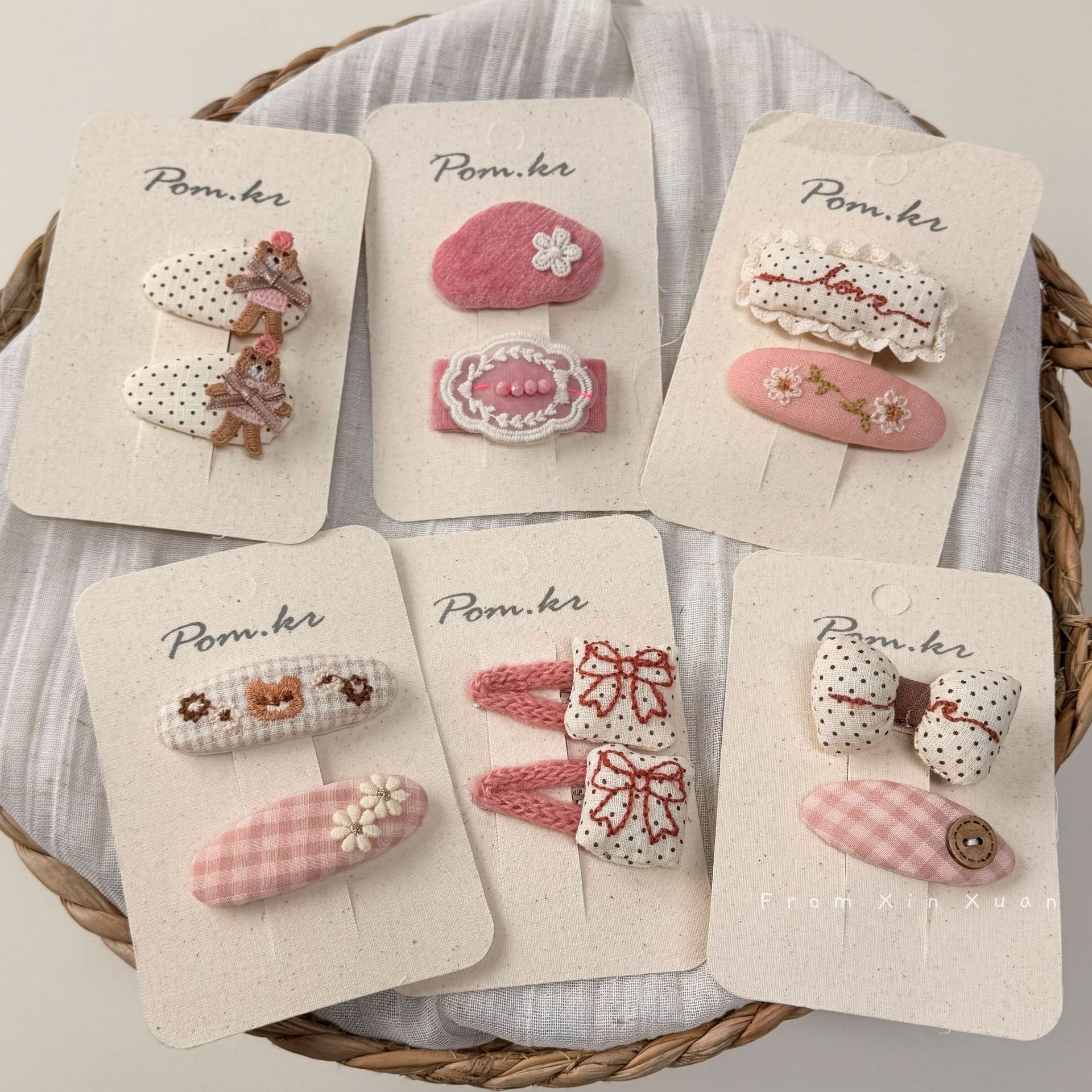 粉色蕾絲波點刺繡髮夾－商品主圖｜https://igowo.tw/