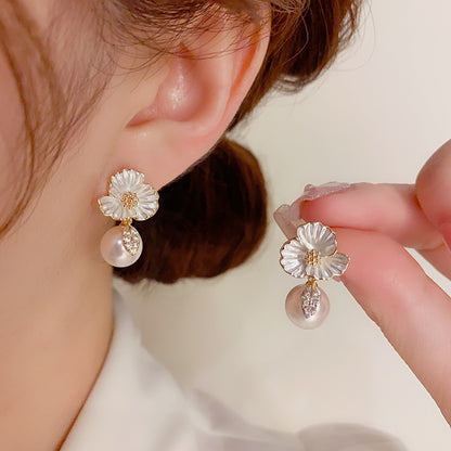 S925珍珠花朵微鑲耳墜－商品主圖｜https://igowo.tw/