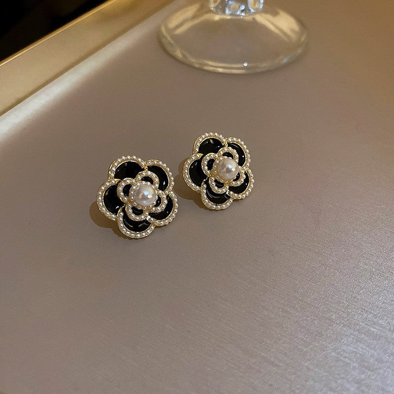 黑色山茶花蝴蝶結耳環－細節特寫2｜https://igowo.tw/
