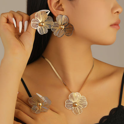 花朵鏤空項鍊耳環組－細節特寫4｜https://igowo.tw/