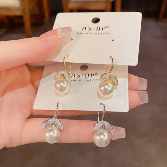 珍珠鋯石魚尾耳鉤－商品主圖｜https://igowo.tw/