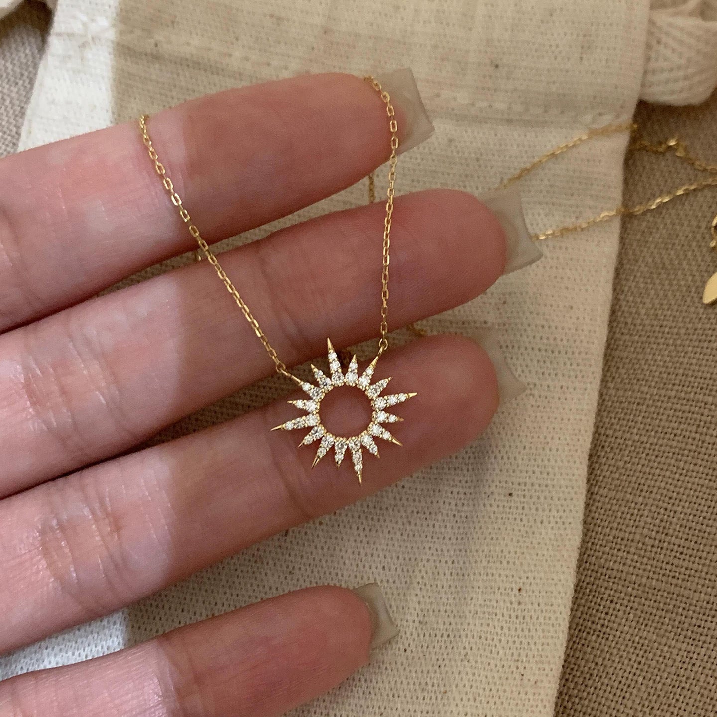 鋯石太陽花鏤空項鍊－商品主圖｜https://igowo.tw/