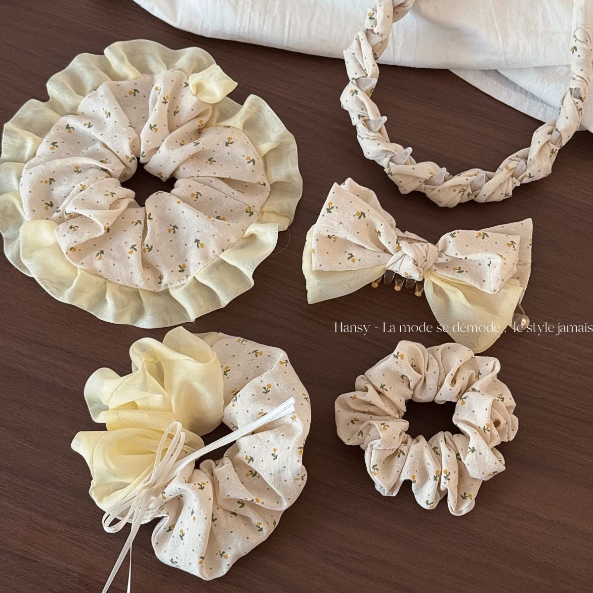 黃色碎花大腸圈髮圈－商品主圖｜https://igowo.tw/